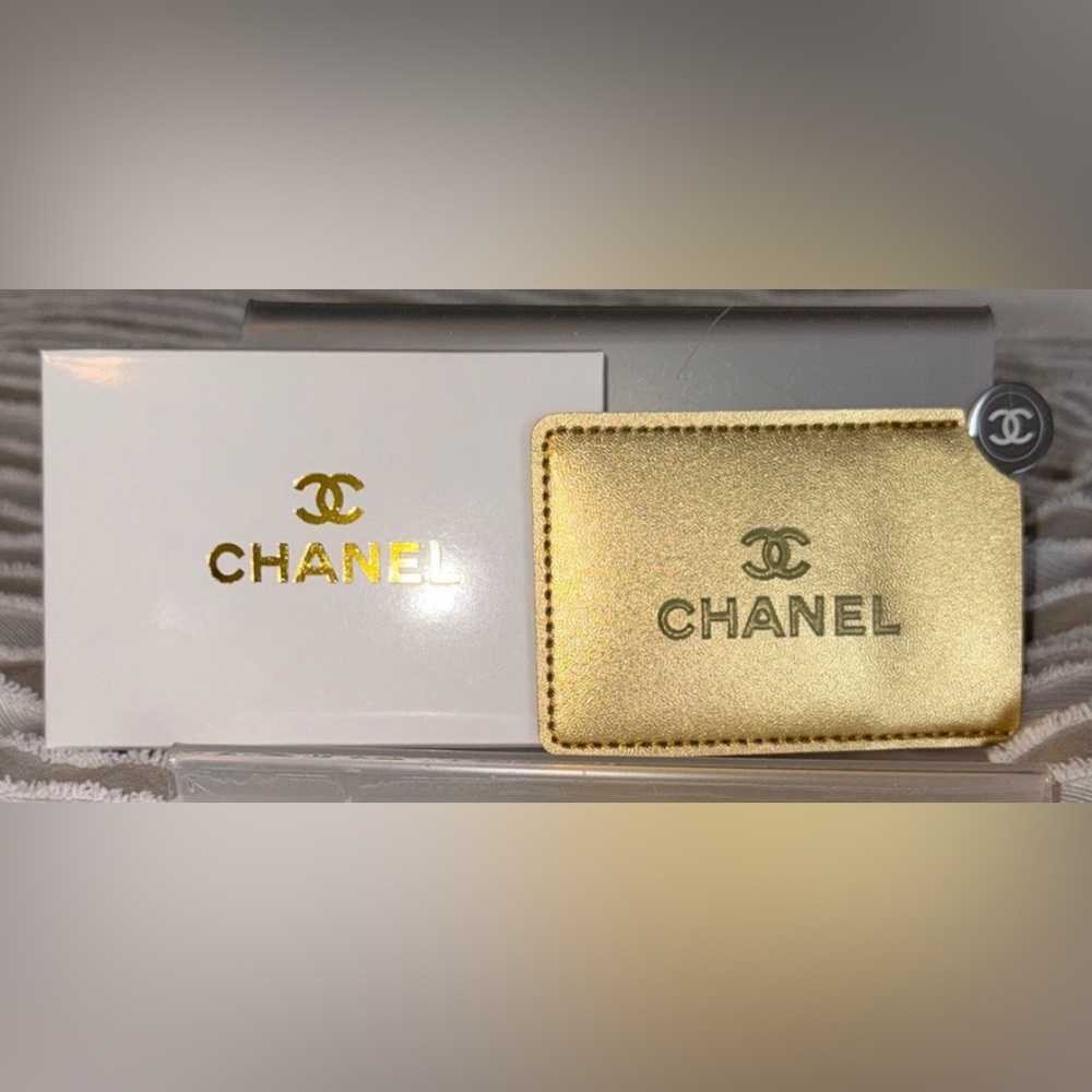 CHANEL Metallic Gold Card Holder - Picture 2 of 5